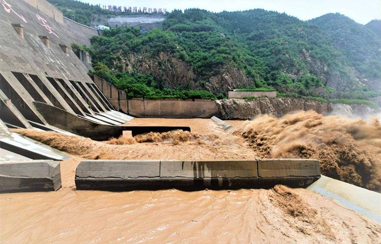 用盾构机在黄河地上河段某处，黄河河床下一二十米处顺着河道挖，能解决悬河问题吗辟谣济南车辆被冲走事件大明湖为什么多了点