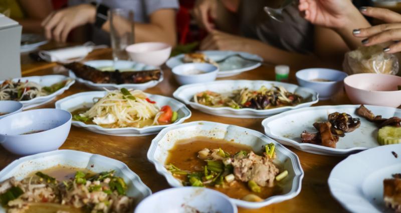 街上说肚子饿要钱吃饭的该不该帮餐厅不吃饭不让路过违法吗小饭店会把剩饭、剩菜留给下一波客人吗